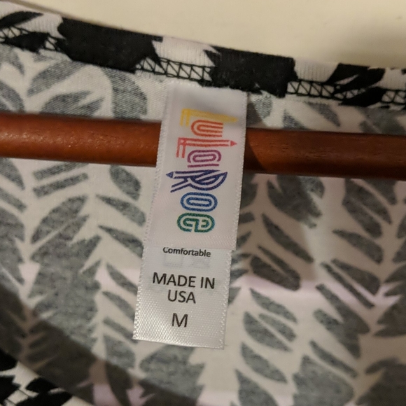 EUC black/white Lularoe Perfect T size Medium - Picture 2 of 4